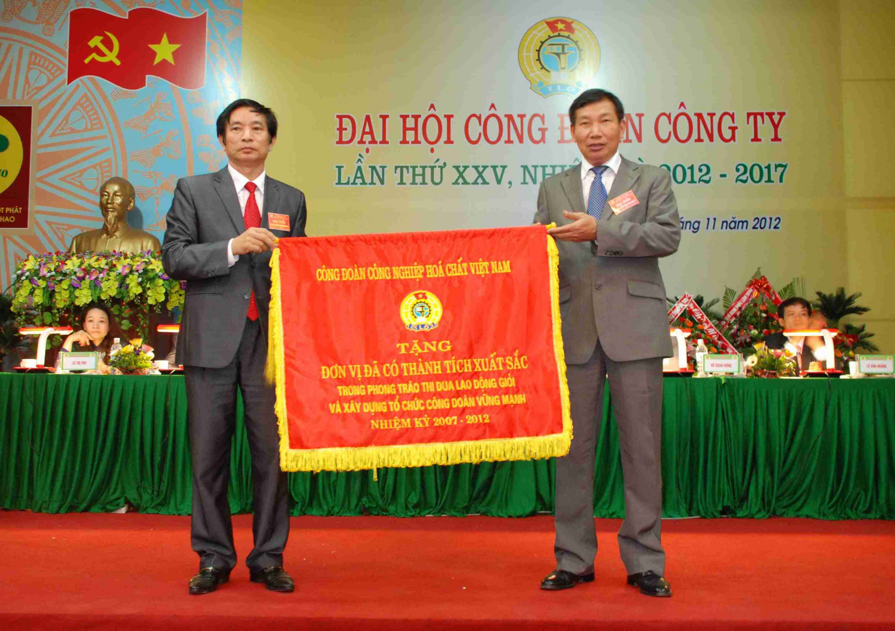 Cờ trường thêu